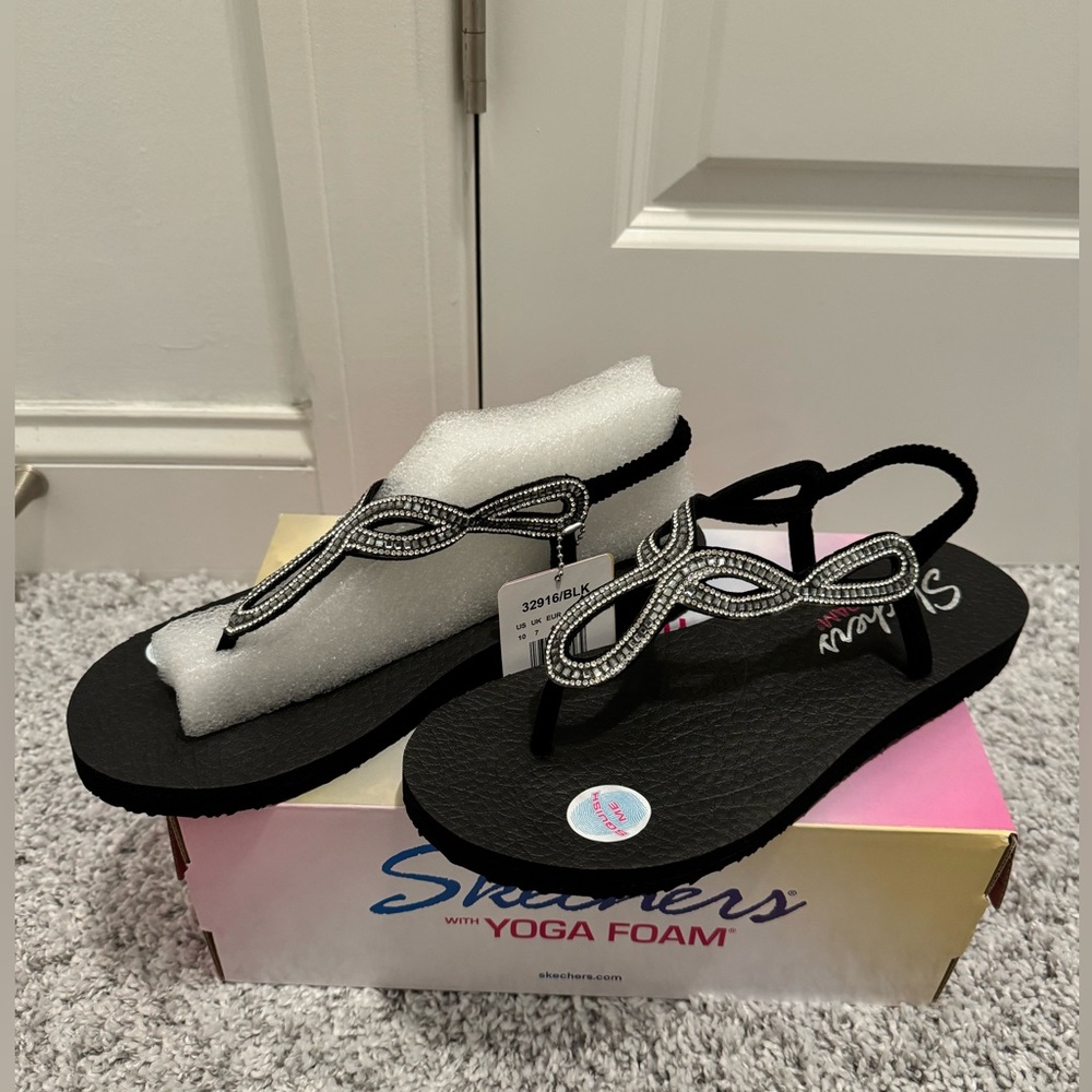 NWT SKECHERS YOGA FOAM Sandal SIZE 10